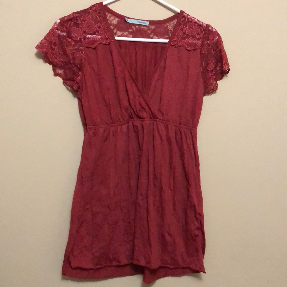 Rusty red shirt with lace sleeves